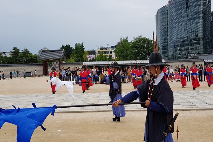Royal guard changing ceremony taking place in Seoul