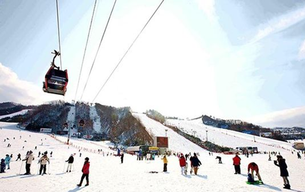 Ski cable car and skiers skiing at Vivaldi Park Ski World Korea